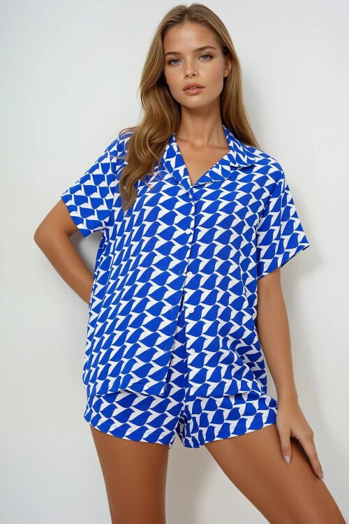 Saks Mavi Geometrik Desenli Önü Düğmeli Dokuma Gömlek Ve Şort Pijama Takım