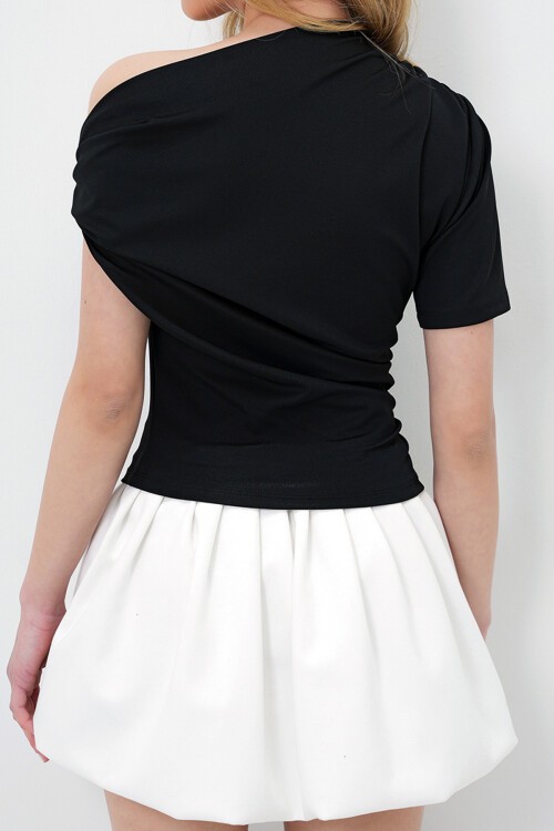 Siyah Asimetrik Yaka Drapeli Omuz Aksesuarlı  Sandy Bluz