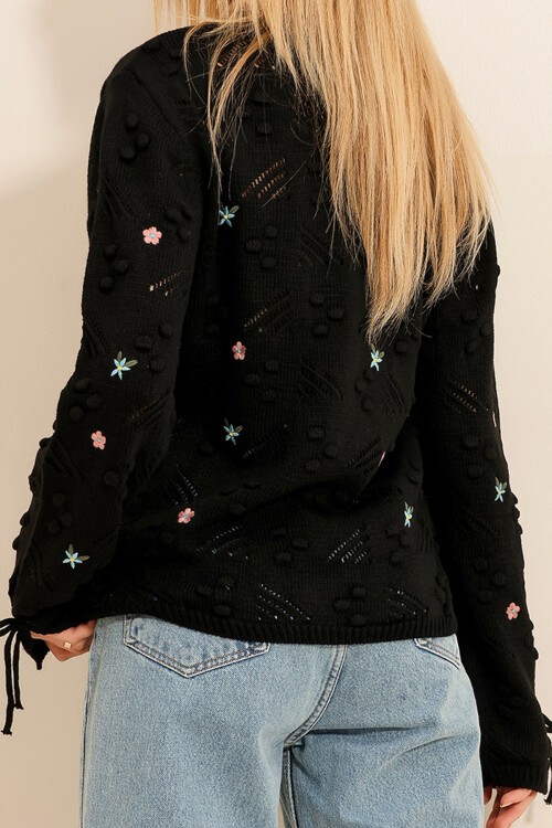 Siyah Bisiklet Yaka Nakışlı Triko Kazak