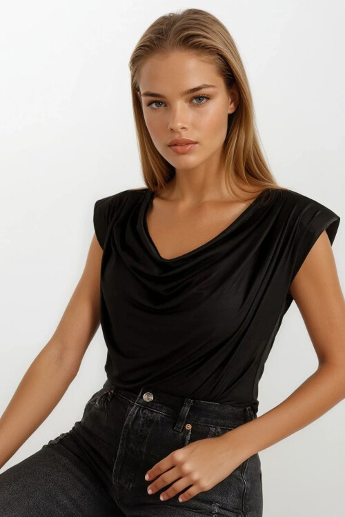 Siyah Degaje Yaka Omzu Vatkalı Yumuşak Dokulu Bluz