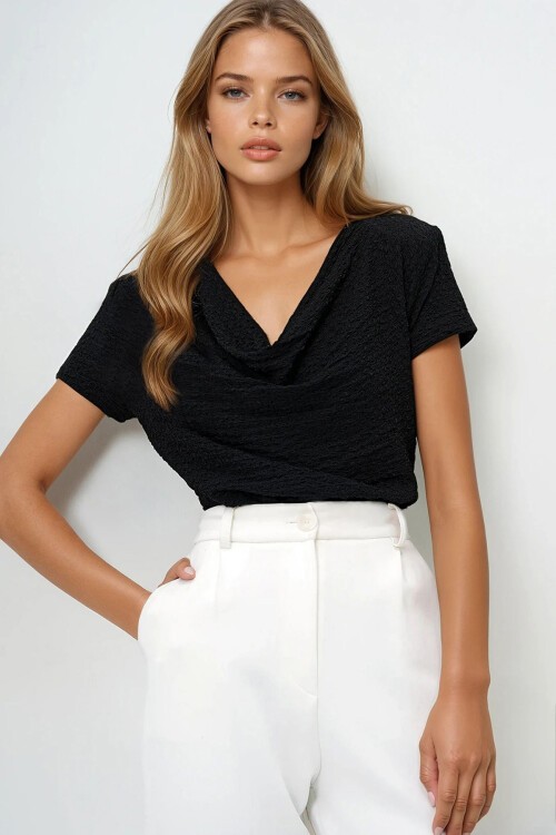 Siyah Degaje Yaka Vatkalı Gofre Kumaş  Bluz