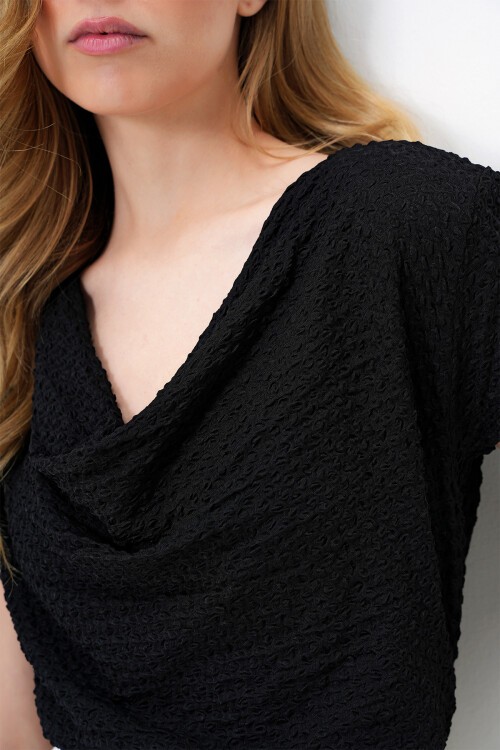 Siyah Degaje Yaka Vatkalı Gofre Kumaş  Bluz