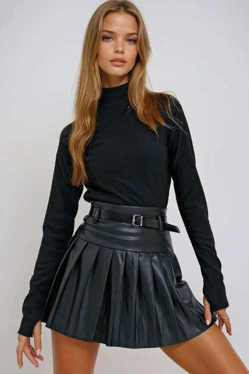 Siyah Dik Yaka Parmak Geçişli Triko Bluz