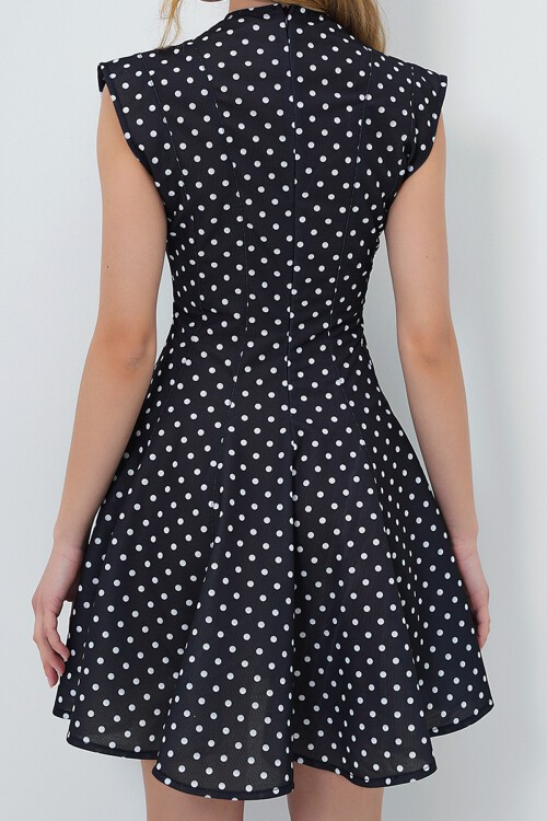 Siyah Dik Yaka Puantiye Desenli Kolsuz Dokuma Kloş Elbise