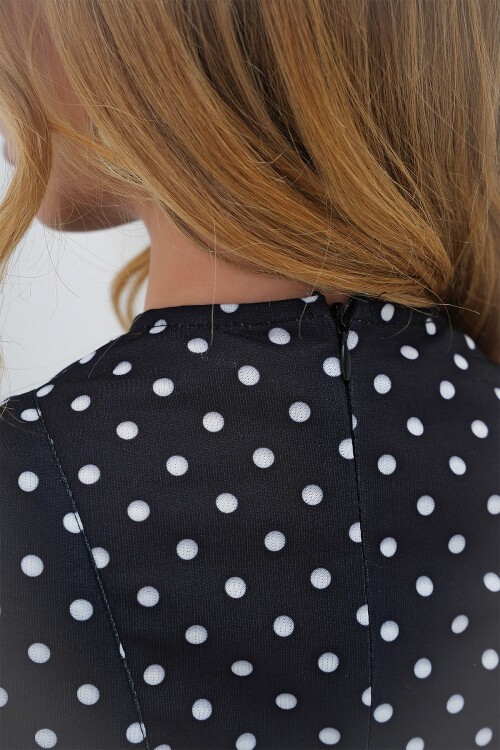 Siyah Dik Yaka Puantiye Desenli Kolsuz Dokuma Kloş Elbise