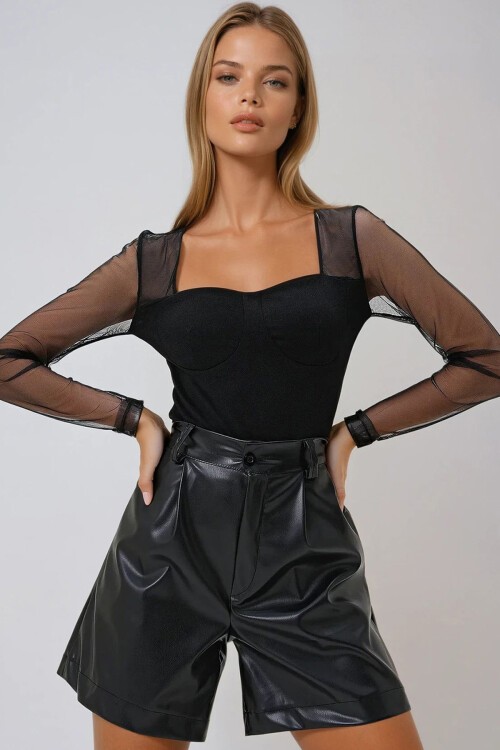 Siyah Kare Yaka Büstiyer Detaylı Kolları Tül Örme Krep Bluz