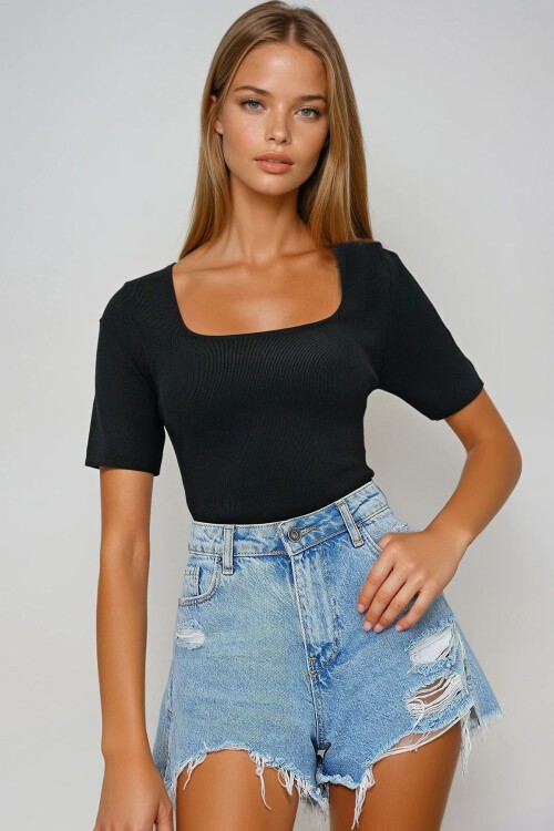 Siyah Kare Yaka Kısa Kollu Mevsimlik Triko Bluz