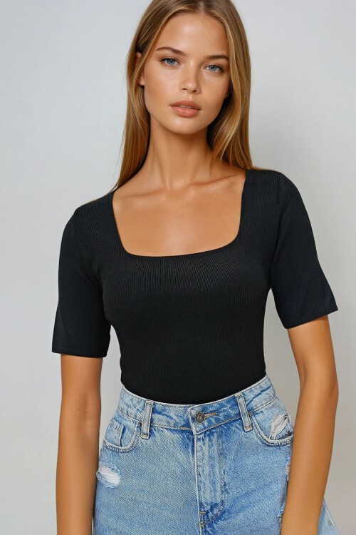 Siyah Kare Yaka Kısa Kollu Mevsimlik Triko Bluz