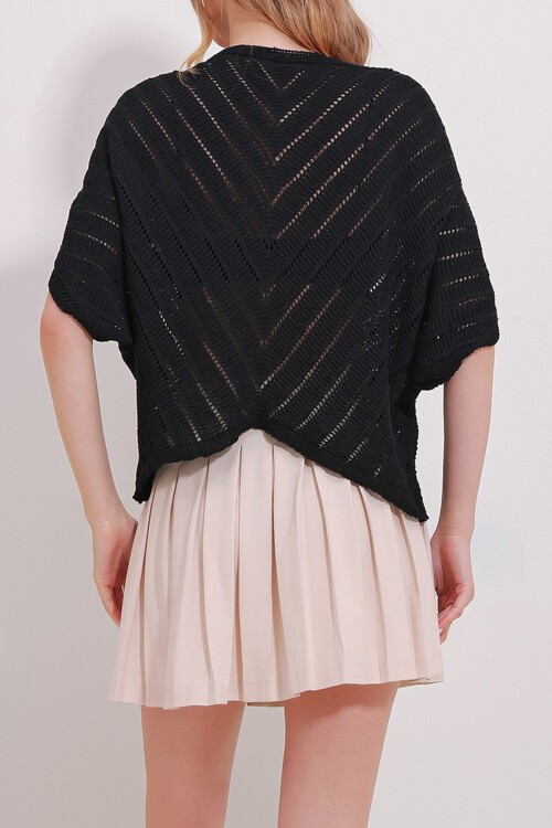 Siyah Kayık Yaka Ajurlu Yarasa Kol Triko Bluz