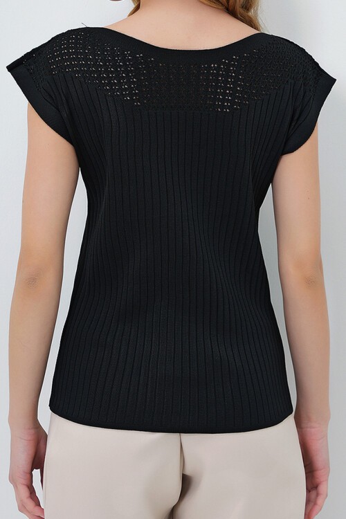 Siyah Kayık Yaka Omuzları Delik Ajurlu Kolsuz Triko Bluz