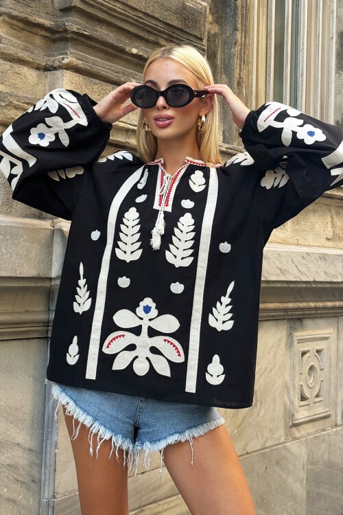 Siyah Kayık Yaka Püskül Detaylı Nakış İşlemeli Balon Kol Dokuma Bluz
