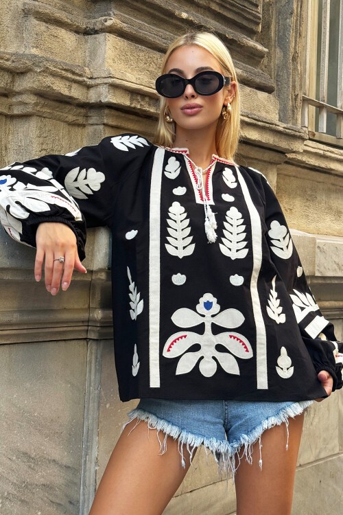 Siyah Kayık Yaka Püskül Detaylı Nakış İşlemeli Balon Kol Dokuma Bluz