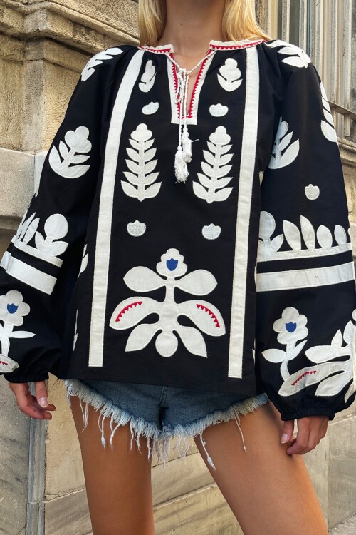 Siyah Kayık Yaka Püskül Detaylı Nakış İşlemeli Balon Kol Dokuma Bluz