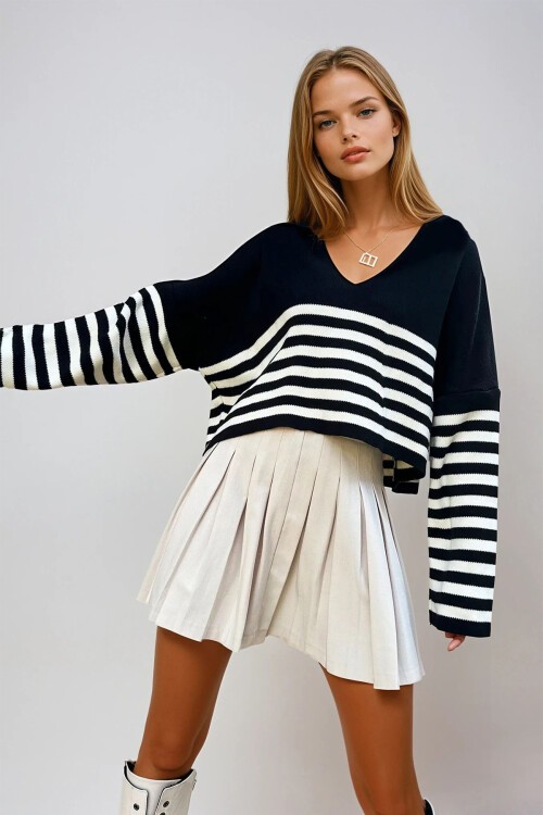 Siyah Polo Yaka Çizgili Crop Kazak