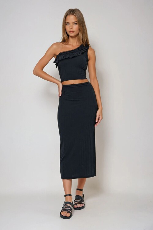 Siyah Tek Omuz Askılı Fırfırlı Bluz Ve Yırtmaçlı Etek Takım