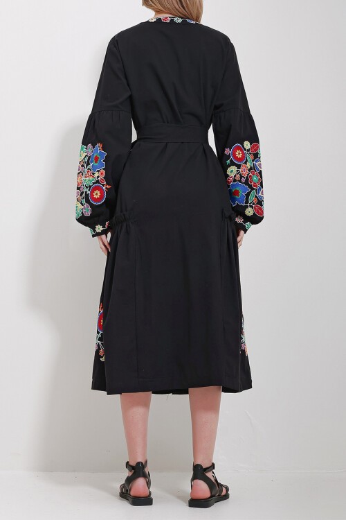 Siyah V Yaka Full Nakışlı Astarlı Dokuma Elbise