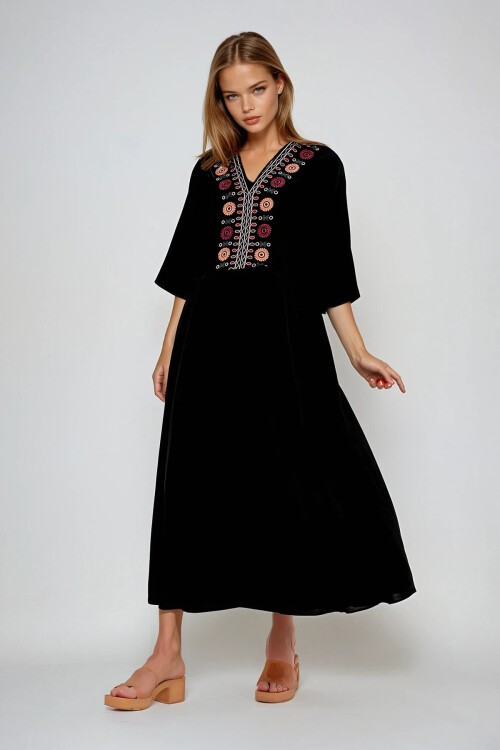 Siyah V Yaka Nakışlı Dokuma Elbise