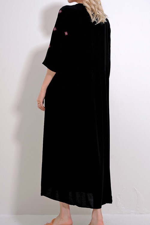 Siyah V Yaka Nakışlı Dokuma Elbise