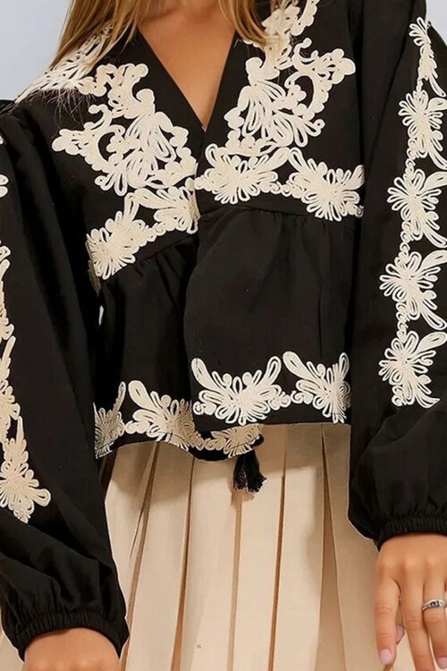 Siyah V Yaka Püskül Detaylı İşlemeli Balon Kol Crop Mevsimlik Ceket