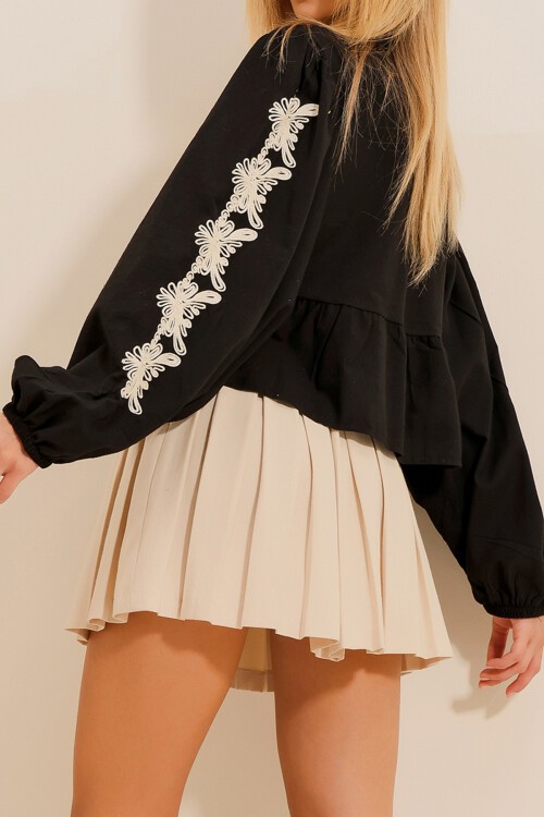 Siyah V Yaka Püskül Detaylı İşlemeli Balon Kol Crop Mevsimlik Ceket