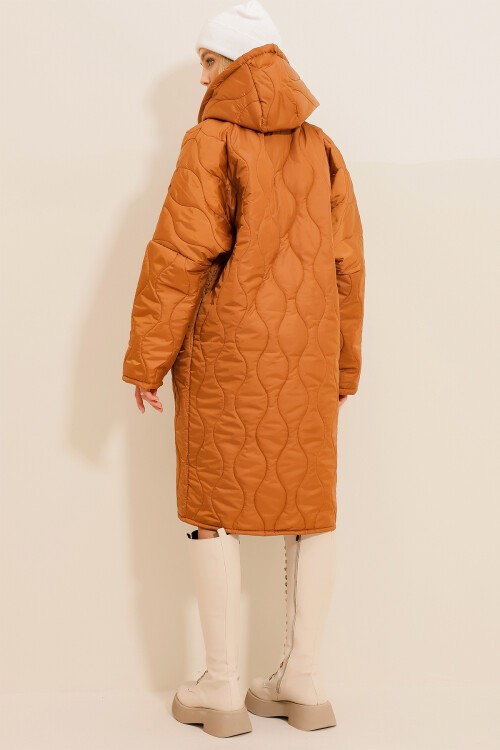 Taba Çift Cepli Önü Çift Fermuarlı Kapüşonlu Uzun Şişme Kaban