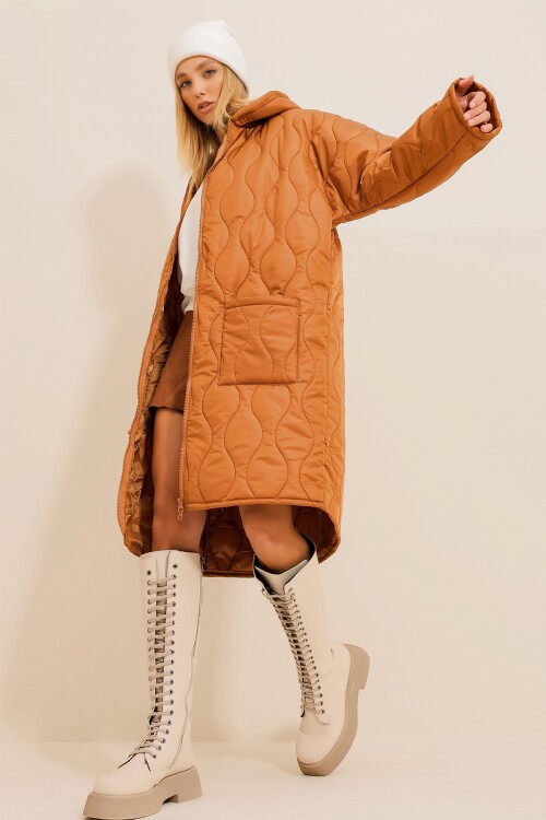 Taba Çift Cepli Önü Çift Fermuarlı Kapüşonlu Uzun Şişme Kaban