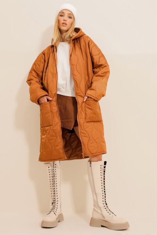 Taba Çift Cepli Önü Çift Fermuarlı Kapüşonlu Uzun Şişme Kaban