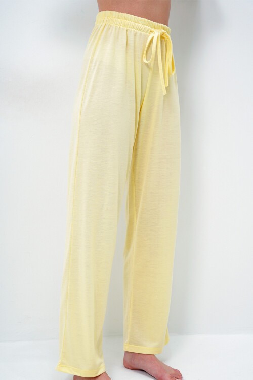 Tereyağı Sarısı Bisiklet Yaka Baskılı T Shirt Ve Düz Renk Pantolonlu Pijama Takımı