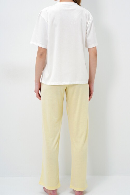 Tereyağı Sarısı Bisiklet Yaka Baskılı T Shirt Ve Düz Renk Pantolonlu Pijama Takımı