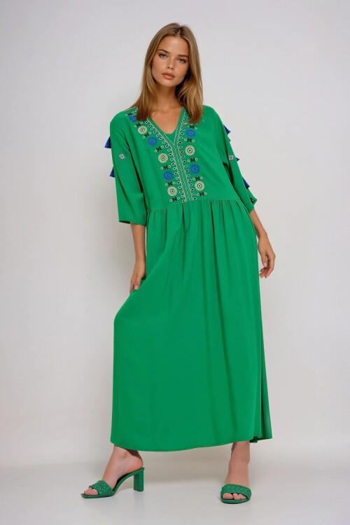 Yeşil V Yaka Nakışlı Püskül Detaylı Dokuma Elbise