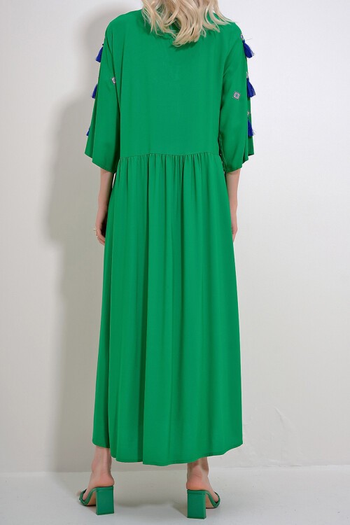 Yeşil V Yaka Nakışlı Püskül Detaylı Dokuma Elbise