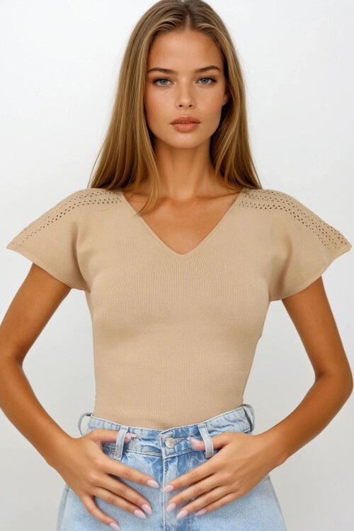 Bej Ajurlu Kolları Yırtmaç Detaylı Triko Bluz