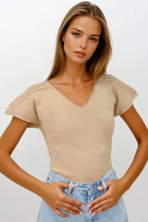 Bej Ajurlu Kolları Yırtmaç Detaylı Triko Bluz