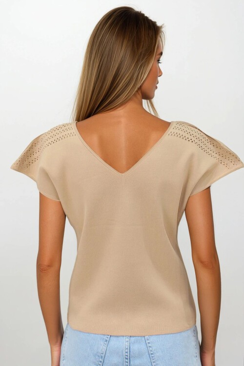 Bej Ajurlu Kolları Yırtmaç Detaylı Triko Bluz