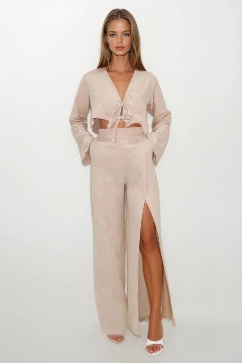 Bej Beli Lastikli Çift Cepli Yırtmaç Detaylı Pantolon Ve Bağlama Detaylı Crop Bluz Müslin Takım