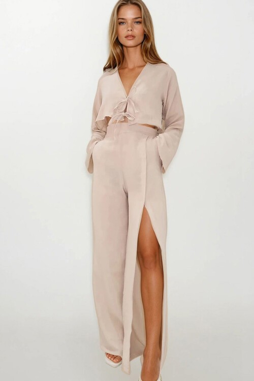 Bej Beli Lastikli Çift Cepli Yırtmaç Detaylı Pantolon Ve Bağlama Detaylı Crop Bluz Müslin Takım