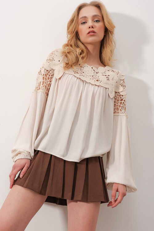 Bej Bisiklet Yaka Dantel İşlemeli Delik Ajurlu Oversize Bluz