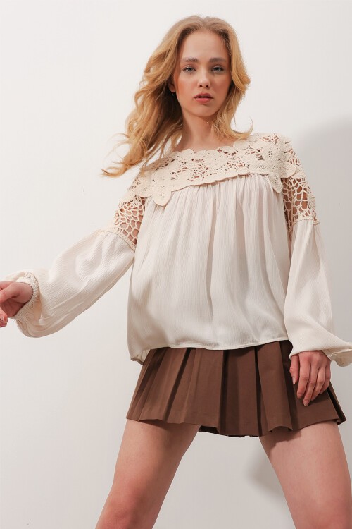 Bej Bisiklet Yaka Dantel İşlemeli Delik Ajurlu Oversize Bluz