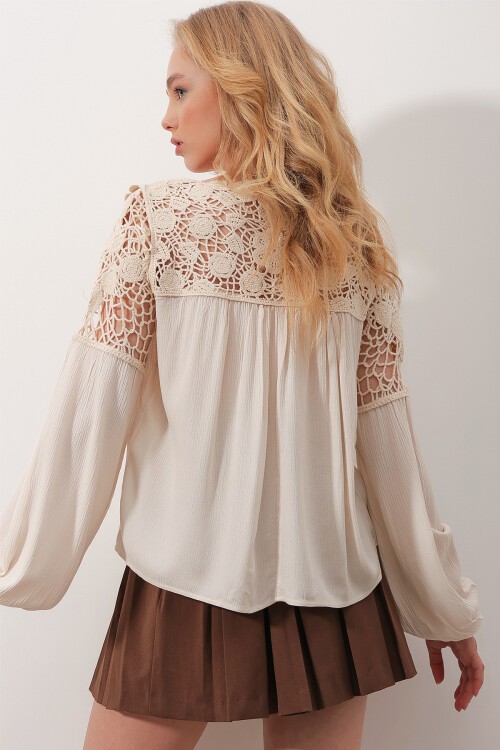 Bej Bisiklet Yaka Dantel İşlemeli Delik Ajurlu Oversize Bluz
