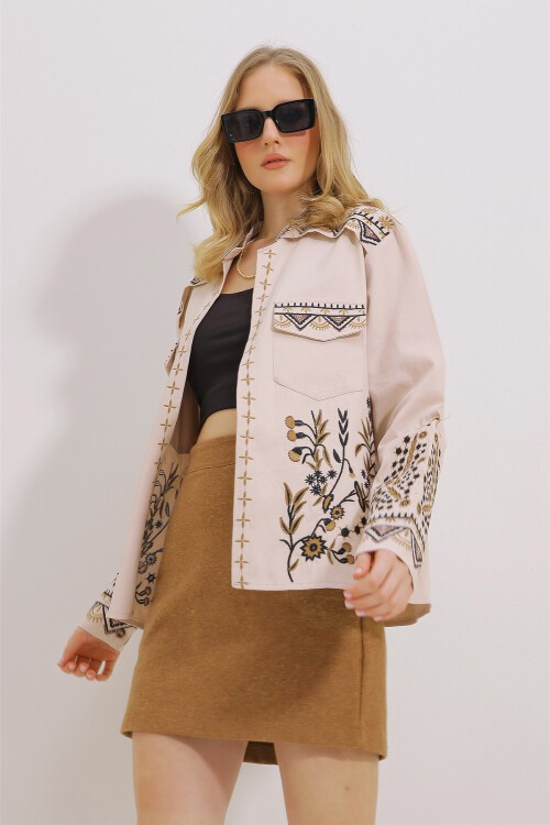 Bej Çift Cepli Nakışlı Gabardin Ceket