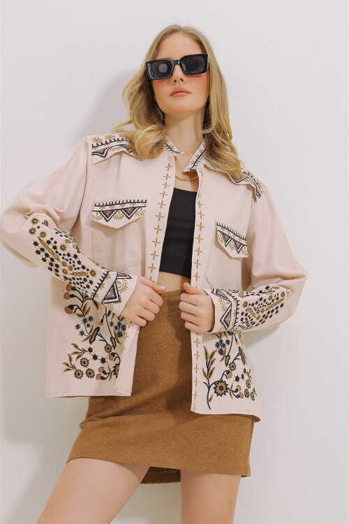Bej Çift Cepli Nakışlı Gabardin Ceket