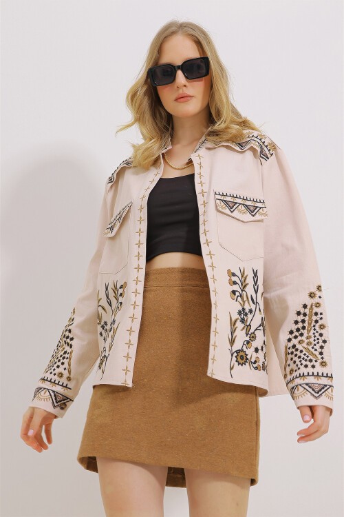 Bej Çift Cepli Nakışlı Gabardin Ceket