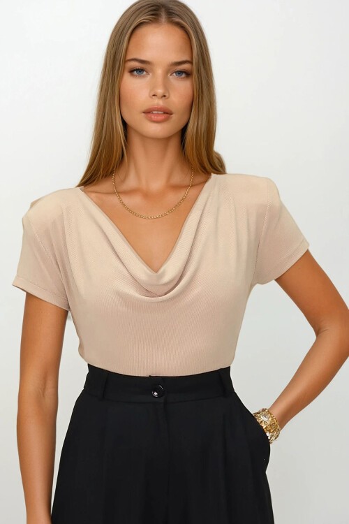 Bej Degaje Yaka Dökümlü Vatkalı Örme Bluz