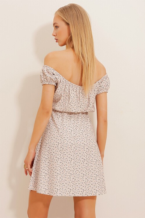 Bej Madonna Yaka Karpuz Kollu Desenli Krinkıl Örme Elbise