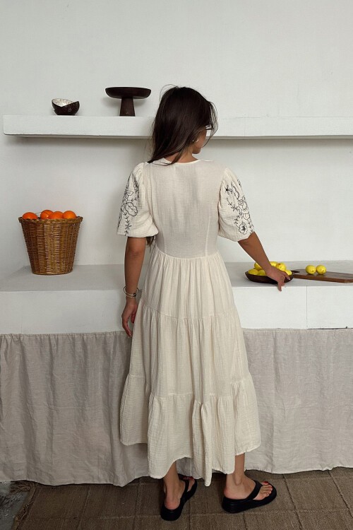 Bej Nakışlı Bağlama Detaylı Midi Boy Müslin Elbise