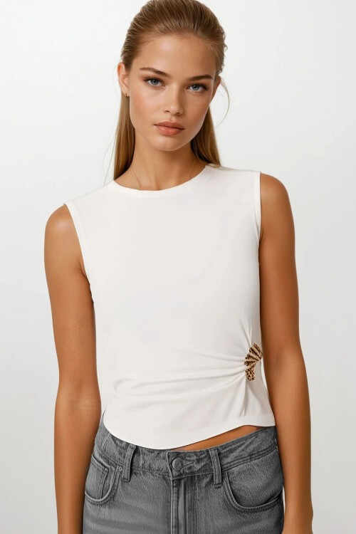 Beyaz Aksesuar Detaylı Kolsuz Bluz