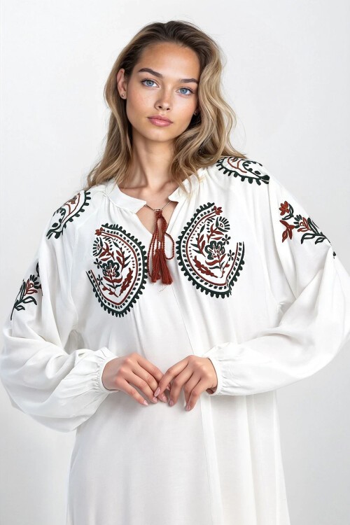 Beyaz Bağlama Detaylı Nakışlı Büyük Beden Viskon Elbise