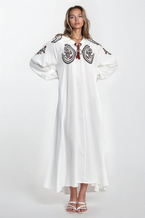 Beyaz Bağlama Detaylı Nakışlı Büyük Beden Viskon Elbise