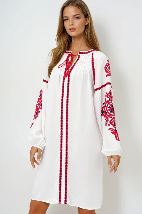 Beyaz Balon Kol Nakışlı Yazlık Midi Boy Elbise