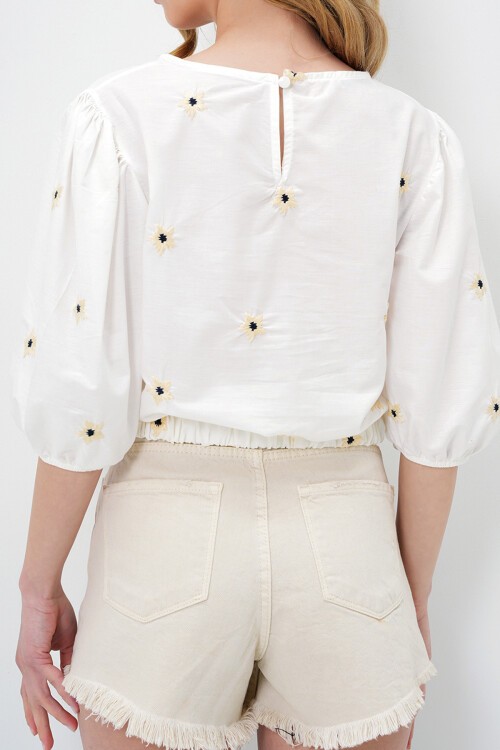 Beyaz Bisiklet Yaka Outcut Kesim Nakış İşlemeli Crop Keten Bluz